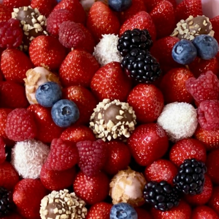 Букет из клубники и ягод сладкий сюрприз